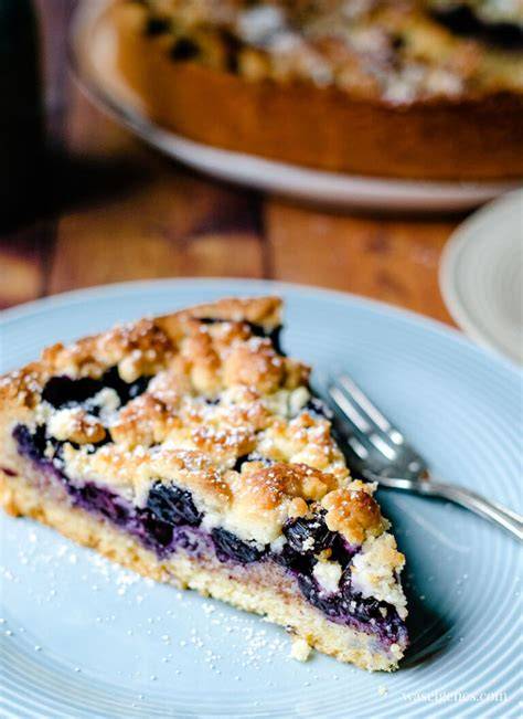 Blaubeerkuchen mit Mandelstreuseln und Rahmguss in der Springform