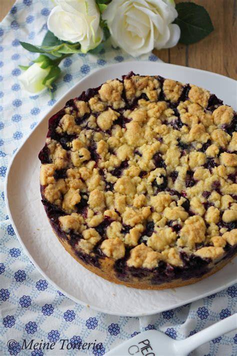 Blaubeerkuchen mit Streuseln und Sahneguss im Springform