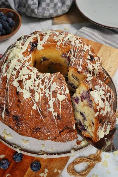Blaubeerkuchen mit weißer Schokolade und Beeren