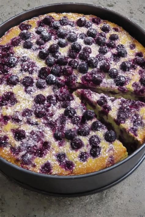 Blaubeerkuchen ohne Mixer in einer Form