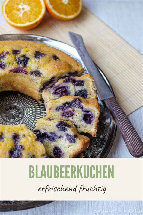 Blaubeerkuchen und Zitronenkuchen in kleinen Springformen