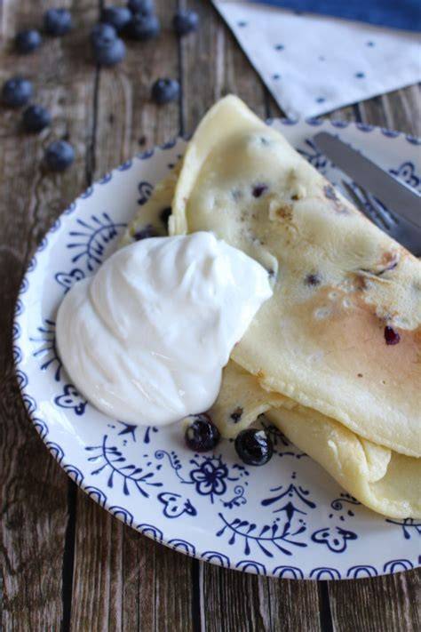 Blaubeerpfannkuchen für Kinder in Streifen geschnitten auf buntem Teller
