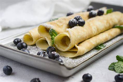 Blaubeersirup auf Pfannkuchen und im Sprudelwasser