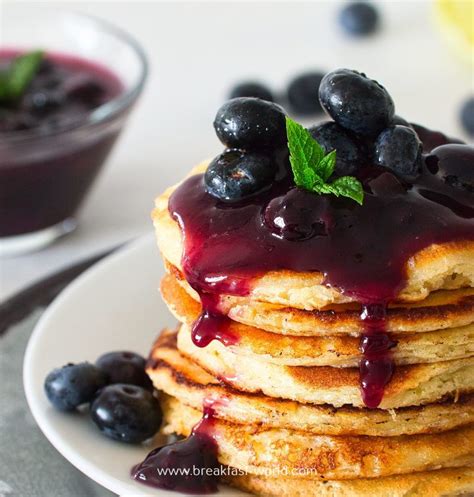 Blaubeersoße über Bananen-Pancakes