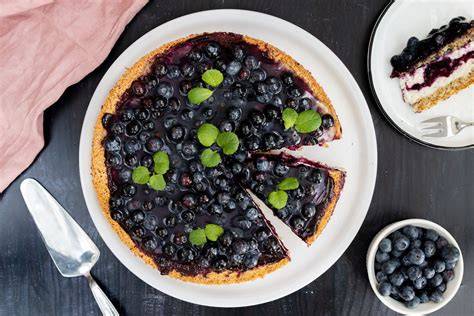 Blaubeertorte auf Kaffeetafel angerichtet
