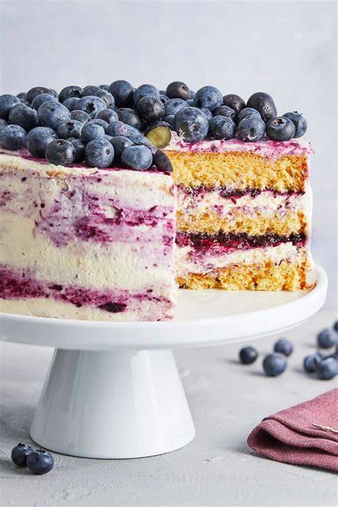 Blaubeertorte aufgeschnitten mit Quarkfüllung