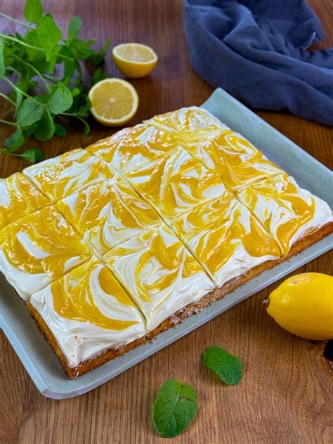 Blauer Marmor Kuchen mit Frischkäsefrosting