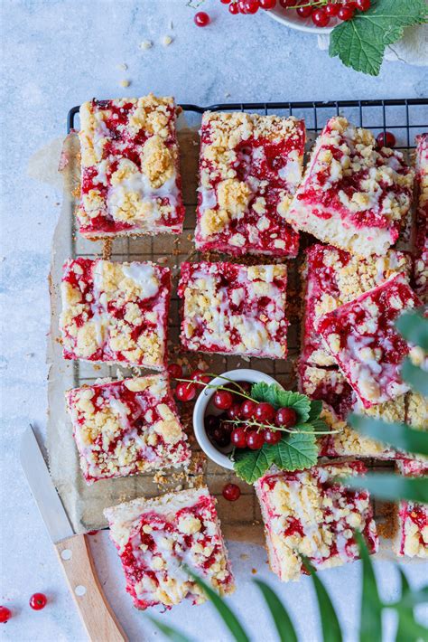 Blech voll Johannisbeerkuchen mit Streusel, bereit zum Servierenschnitt