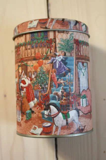 Blechdose mit Keksen und Weihnachtsmotiven