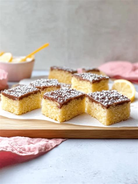 Blechkuchen, Kaffee und Zimt auf Küchentisch
