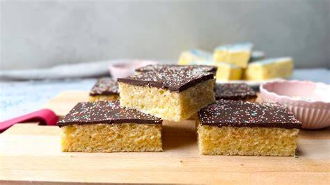 Blechkuchen, in Stücke geschnitten, mit Schokoladenglasur und Deko für Kindergeburtstag