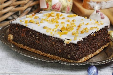Blechkuchen: Verteilung des Teigs und Glasur mit Winkelpalette