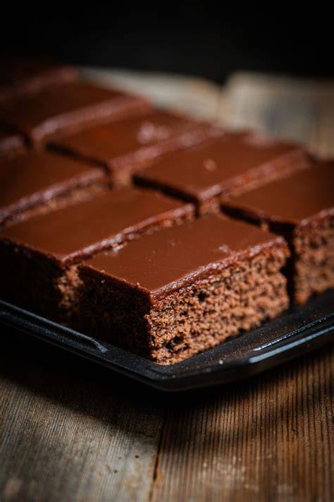 Blechkuchen Sacher Art aufgeschnittene Schnitten