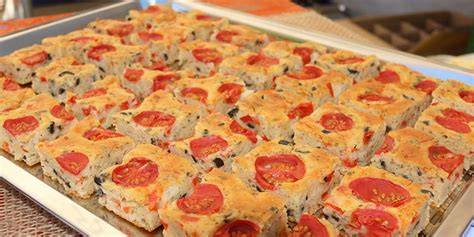 Blechkuchen als Fingerfood auf einem Tisch