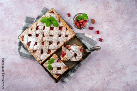 Blechkuchen auf Backblech mit verschiedenen Toppings
