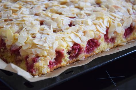 Blechkuchen auf einem Backblech mit Streuseln und Obst