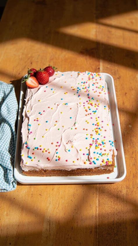 Blechkuchen beim Kindergeburtstag im Büro