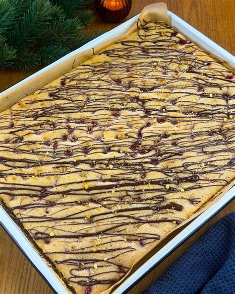 Blechkuchen frisch gebacken auf Blech