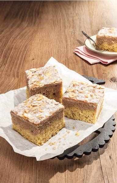 Blechkuchen in Stücke geschnitten und zum Servieren angerichtet