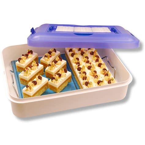 Blechkuchen in Transportbox und angeschnittener Kuchen