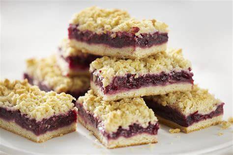 Blechkuchen in gleichmäßigen Rechtecken geschnitten