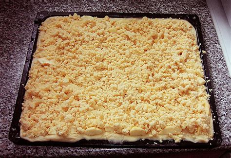 Blechkuchen mit Äpfeln und Streuseln