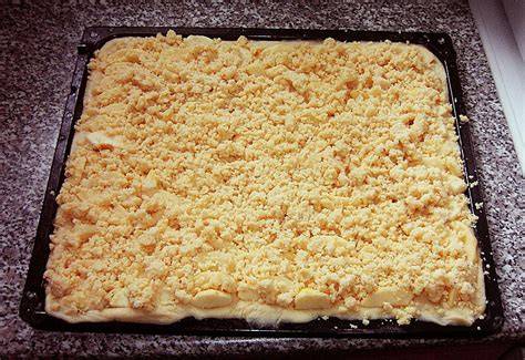 Blechkuchen mit Apfel, Kirsche und Streusel