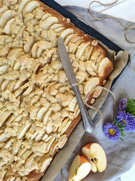 Blechkuchen mit Apfel und Nuss frisch angeschnitten auf einer Kaffetafel