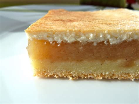 Blechkuchen mit Apfelmus, Vanillepudding und Nussstreuseln