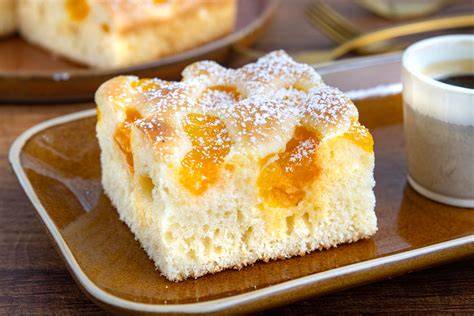 Blechkuchen mit Aprikosenmarmelade aufgeschnitten