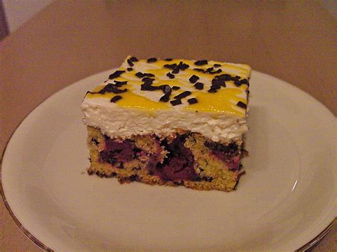 Blechkuchen mit Eierlikör und Kirschen, Schokoguss und Streuseln