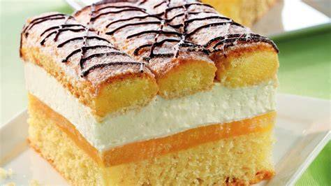 Blechkuchen mit Eierlikör und Sahne angeschnitten