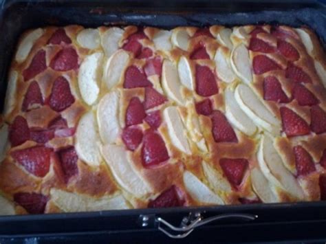 Blechkuchen mit Erdbeer-, Apfel- und Streuselbelag