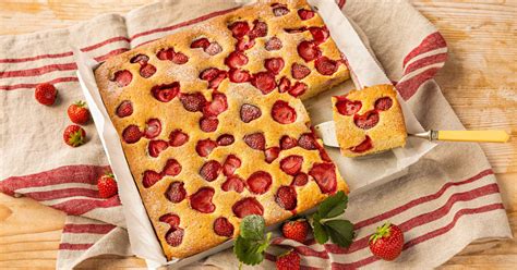 Blechkuchen mit Erdbeeren und goldenen Streuseln frisch aus dem Ofen