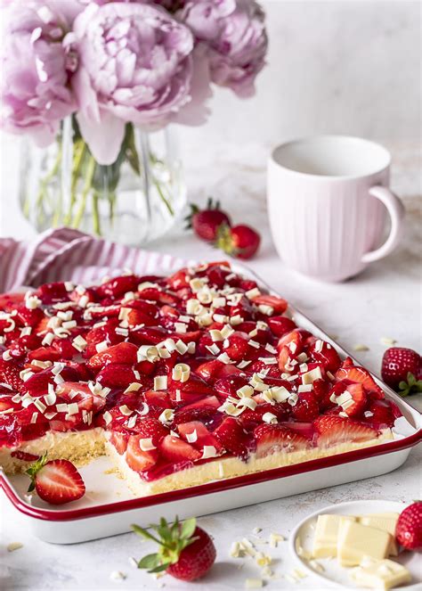 Blechkuchen mit Früchten und weißer Schokolade
