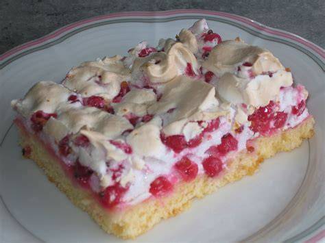 Blechkuchen mit Holunderbeeren und Baiserhaube