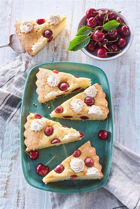 Blechkuchen mit Kirschen - frisch gebacken im Ofen