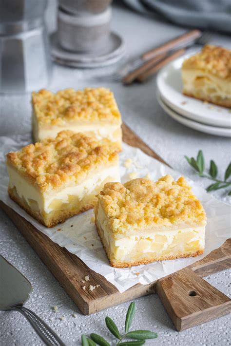 Blechkuchen mit Mandelteig und Zimt-Schmand-Guss im Ofen