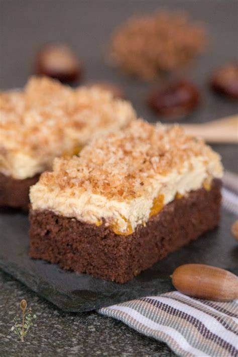 Blechkuchen mit Marmormuster und Kokosraspeln