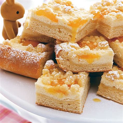 Blechkuchen mit Marzipandecke auf festlicher Tafel