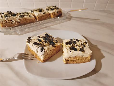 Blechkuchen mit Mascarpone und Kakaobestreuung auf dunklem Backblech