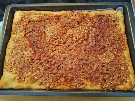 Blechkuchen mit Nüssen, angeschnitten