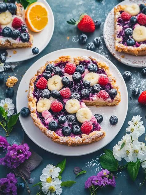 Blechkuchen mit Obst und Streuseln, angerichtet auf einem rustikalen Holztisch