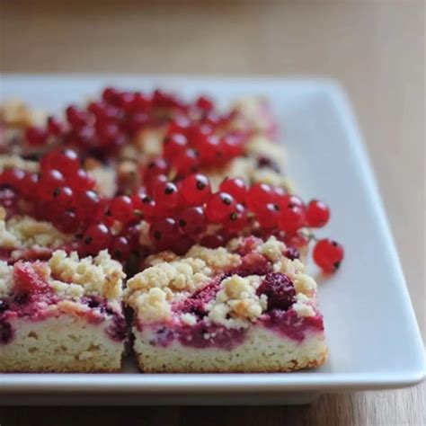 Blechkuchen mit Obstbelag und Streuseln