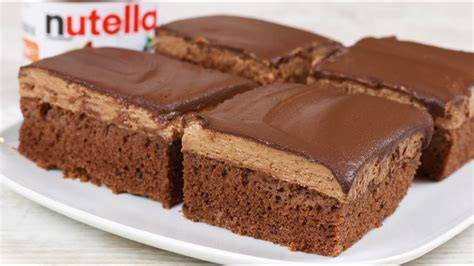 Blechkuchen mit Patisseriecreme und Nutella-Schnitten - appetitliche Präsentation