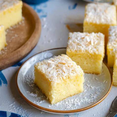 Blechkuchen mit Pudding und Kokos aufgeschnitten