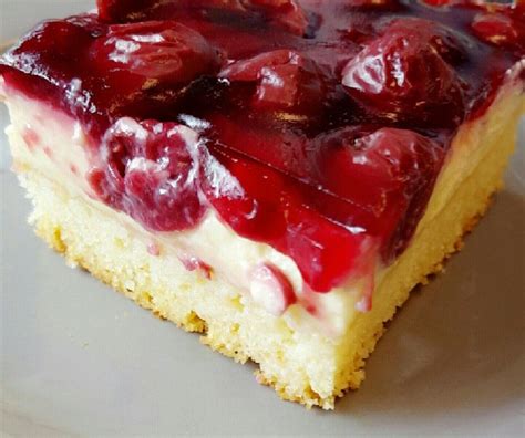Blechkuchen mit Schmand und Kirschen - Zwischenschritt und fertiger Kuchen