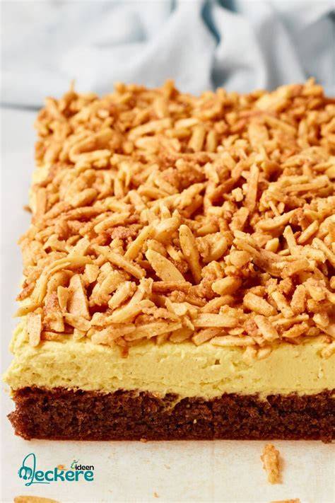 Blechkuchen mit Schmand-Paradiescreme und Konfetti, Partydeko im Hintergrund