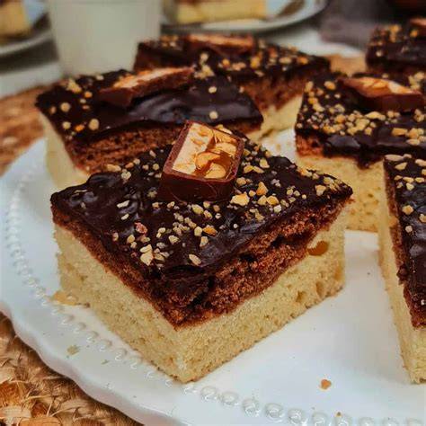 Blechkuchen mit Schokolade und Bananenscheiben