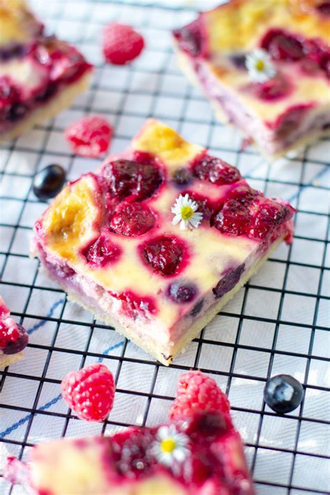 Blechkuchen mit Zitronenglasur und Beeren serviert